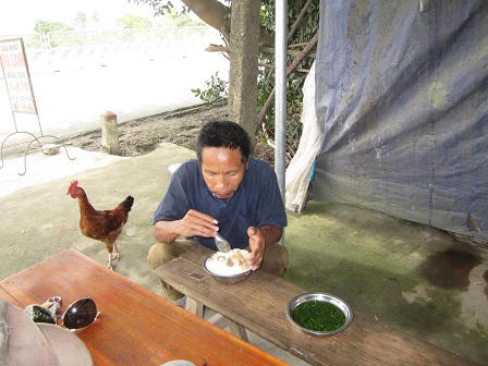 Người đàn ông dành cả đời đi… “nhặt” người điên về nuôi